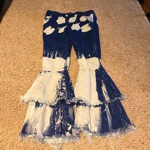 Beautiful girls XL demin flare jeans with frayed bottoms 💙🤍